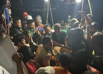 Petugas saat mengevakuasi korban. 