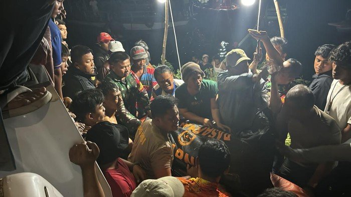 Petugas saat mengevakuasi korban.