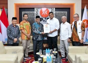 Presiden PKS Ahmad Syaikhu menyerahkan surat rekomendasi kepada Bobby Nasution , Jumat (2/8/2024).