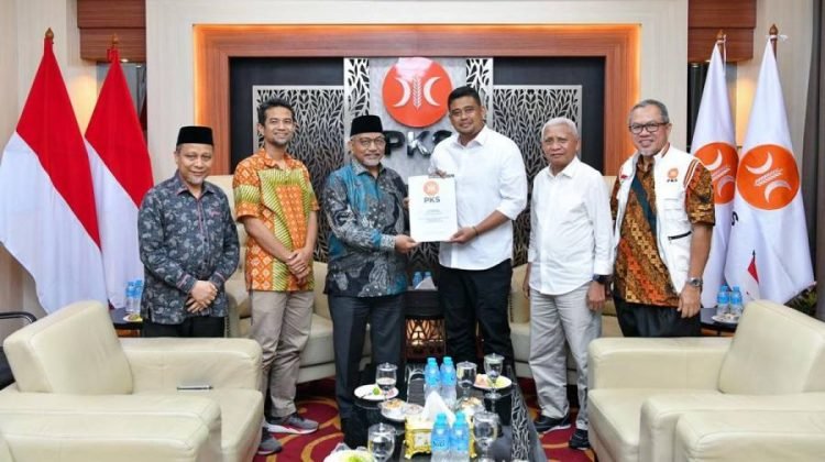 Presiden PKS Ahmad Syaikhu menyerahkan surat rekomendasi kepada Bobby Nasution , Jumat (2/8/2024).