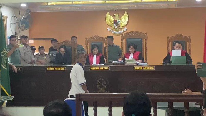 Sorbatua Siallagan menjalani sidang vonis di PN Simalungun.