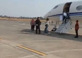 Kaesang turun dari jet pribadi.