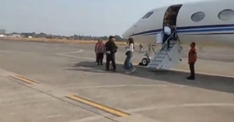 Kaesang turun dari jet pribadi.