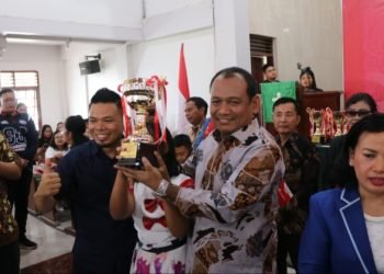 Pemberian Hadiah Kepada Pemenang Pesparawi Ke - V Sumatera Utara. (IST)