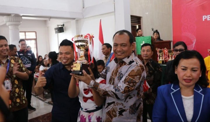 Pemberian Hadiah Kepada Pemenang Pesparawi Ke - V Sumatera Utara. (IST)