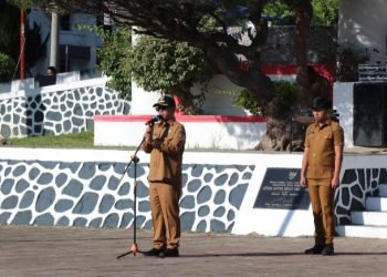 Bupati Toba Poltak Sitorus pada apel gabungan ASN di halaman kantor Pemkab Toba. (IST)