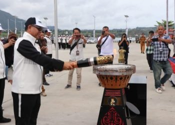 Bupati Toba Poltak Sitorus nyalakan Api Obor Pon XXI Aceh Sumut. (IST)