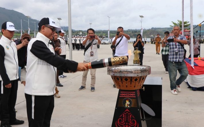 Bupati Toba Poltak Sitorus nyalakan Api Obor Pon XXI Aceh Sumut. (IST)