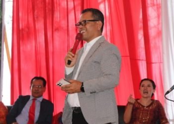 Bupati Toba Poltak Sitorus pada acara peletakan batu pertama pembangunan Hotel Napolin. (IST)