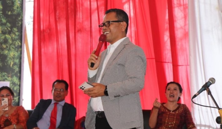 Bupati Toba Poltak Sitorus pada acara peletakan batu pertama pembangunan Hotel Napolin. (IST)