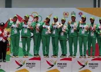 Atlet drum band putri Sumatra Utara menunjukkan medali emas usai menjuarai Lomba Berbaris Jarak Pendek (LBJP) putri 400 meter di ajang Pekan PON XXI Aceh-Sumut di Sport Centre, Deliserdang, Sumatra Utara, Minggu (8/9/2024). (PB PON XXI)