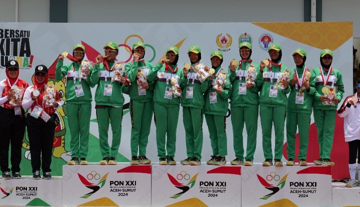 Atlet drum band putri Sumatra Utara menunjukkan medali emas usai menjuarai Lomba Berbaris Jarak Pendek (LBJP) putri 400 meter di ajang Pekan PON XXI Aceh-Sumut di Sport Centre, Deliserdang, Sumatra Utara, Minggu (8/9/2024). (PB PON XXI)