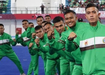 Tim barongsai nomor naga kecepatan Sumut berpose sebelum naik ke atas podium dalam upacara penyerahan medali PON XXI Aceh Sumut 2024 di Martial Arena, Sumut Sport Center pada Rabu (4/9/2024). (PB PON XXI)
