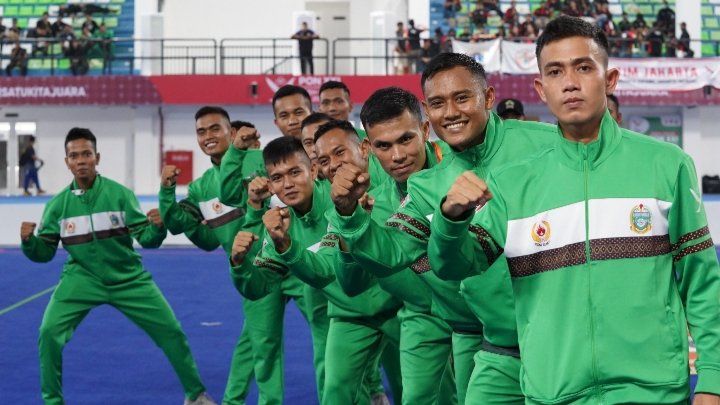 Tim barongsai nomor naga kecepatan Sumut berpose sebelum naik ke atas podium dalam upacara penyerahan medali PON XXI Aceh Sumut 2024 di Martial Arena, Sumut Sport Center pada Rabu (4/9/2024). (PB PON XXI)