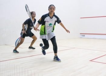 Tunggal putri cabor squash Sumatera Utara, Natalia Natasha (kanan) menang atas Khoirul Ayu Astiti asal Jawa Tengah. Natalia menang 3 set langsung skor 3-0 pada pertandingan perdana di Squash Arena Disporasu Jalan PBSI Kenangan Baru, Pancing, Rabu (21/9/2024) pagi. (PB PON)