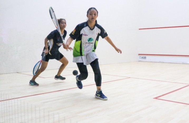 Tunggal putri cabor squash Sumatera Utara, Natalia Natasha (kanan) menang atas Khoirul Ayu Astiti asal Jawa Tengah. Natalia menang 3 set langsung skor 3-0 pada pertandingan perdana di Squash Arena Disporasu Jalan PBSI Kenangan Baru, Pancing, Rabu (21/9/2024) pagi. (PB PON)