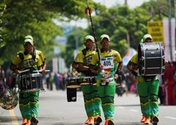 Tim drumband nomor LKKB putra 6.000 meter Sumut berjalan dengan serasi dalam ajang PON XXI Aceh-Sumut 2024 di Jalan Sultan Serdang Kualanamu, Deli Serdang pada Jumat (13/9/24). (IST)