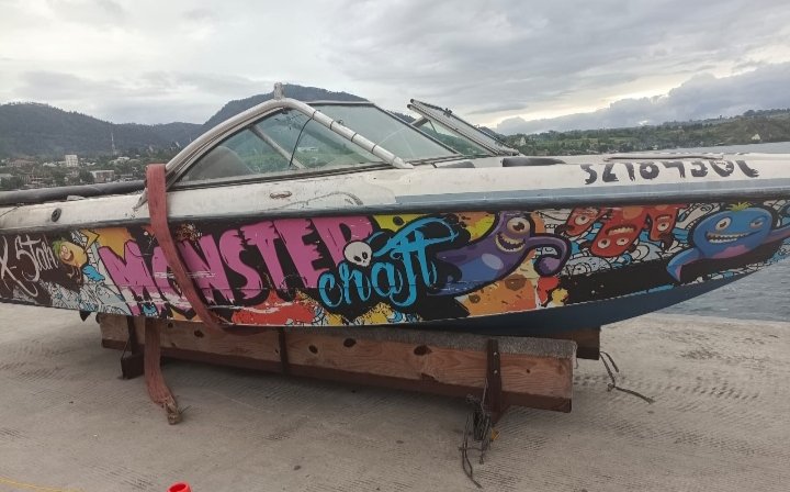 Speed boat tidak layak operasi teronggok di venue. (Ist)