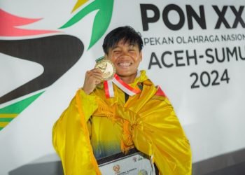 Pelari putri asal Kalimantan Selatan Dina Aulia memperlihatkan medali emas keduanya sekaligus memecahkan  rekor PON di nomor bergengsi lari 100 meter putri pada Pekan Olahraga Nasional (PON) XXI Aceh-Sumut 2024. (IST)