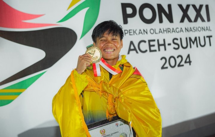 Pelari putri asal Kalimantan Selatan Dina Aulia memperlihatkan medali emas keduanya sekaligus memecahkan  rekor PON di nomor bergengsi lari 100 meter putri pada Pekan Olahraga Nasional (PON) XXI Aceh-Sumut 2024. (IST)