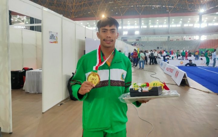Pesanda Sumut Fereddy Sinaga berhasil menyumbangkan medali emas pada PON XXI 2024 usai mengalahkan pesanda Aceh dalam pertandingan final Wushu Sanda kelas 52 Kg putra di Gedung Serbaguna Dispora Sumut, Minggu (15/9/2025). (IST)