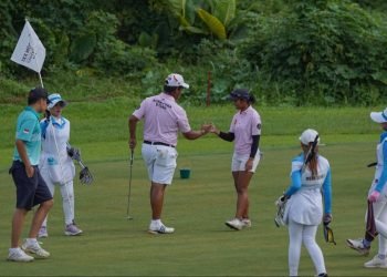 Golfer Sumatra Utara Rayhan Latief (tiga kiri) dan Viera Permata Rosada melakukan salam kompak saat berlangsungnya pertandingan golf foursome mix pada Pekan Olahraga Nasional (PON) XXI Aceh-Sumut di Lapangan Golf Royal Sumatra, Medan, Sumatra Utara. Selasa (17/09/2024). (PB PON XXI)