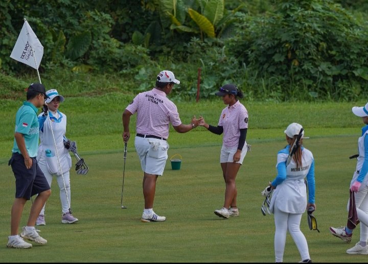 Golfer Sumatra Utara Rayhan Latief (tiga kiri) dan Viera Permata Rosada melakukan salam kompak saat berlangsungnya pertandingan golf foursome mix pada Pekan Olahraga Nasional (PON) XXI Aceh-Sumut di Lapangan Golf Royal Sumatra, Medan, Sumatra Utara. Selasa (17/09/2024). (PB PON XXI)
