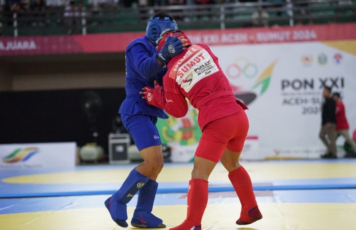 Atlet cabor sambo saat berlaga di Gedung Serba Guna Manunggal Stabat, Langkat. Pada pertandingan hari kedua, Selasa (17/9/2024),  Sumut berhasil menyabet 3 emas pada PON XXI Aceh Sumut. (IST)