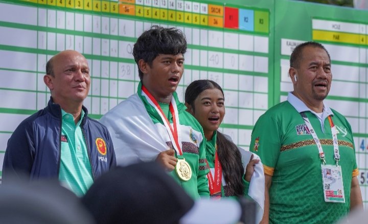 Atlet Rayhan Latif/Viera Rosada menambah satu Medali Emas untuk Sumut di PON XXI pada Nomor Campuran (Mixed Foursome) Cabang Olahraga (Cabor) Golf  setelah mengalahkan Provinsi Jawa Tengah dan DKI Jakarta di Lapangan Golf Royal Sumatera, Medan, Sumut, Rabu (18/9/2024). (IST)