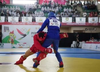 Atlet sambo Sumut (kiri) saat berlaga pada hari ketiga pertandingan cabor Sambo PON XXI yang memperebutkan  4 medali emas  di Gedung Serba Guna Manunggal Langkat Berser, Stabat, Langkat, Rabu (18/9/2024). (PB PON XXI)