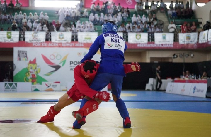 Atlet sambo Sumut (kiri) saat berlaga pada hari ketiga pertandingan cabor Sambo PON XXI yang memperebutkan  4 medali emas  di Gedung Serba Guna Manunggal Langkat Berser, Stabat, Langkat, Rabu (18/9/2024). (PB PON XXI)