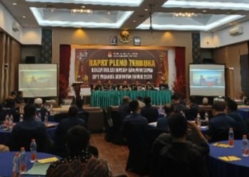KPU Padangsidimpuan saat Rapat Pleno terbuka Rekapitulasi DPSHP dan Penetapan DPT Pilkada Serentak Tahun 2024 di Hotel Mega Permata Padangsidimpuan. (IST)
​​​​​​