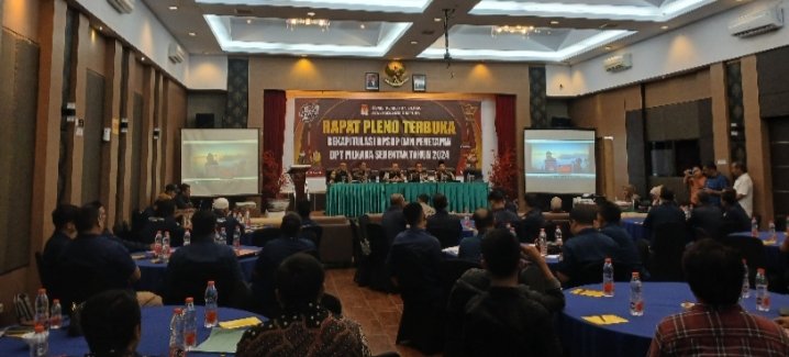 KPU Padangsidimpuan saat Rapat Pleno terbuka Rekapitulasi DPSHP dan Penetapan DPT Pilkada Serentak Tahun 2024 di Hotel Mega Permata Padangsidimpuan. (IST)
​​​​​​