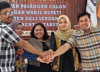 Ketua KPU Deli Serdang Relis Yanthy Panjaitan beserta para komisioner. 