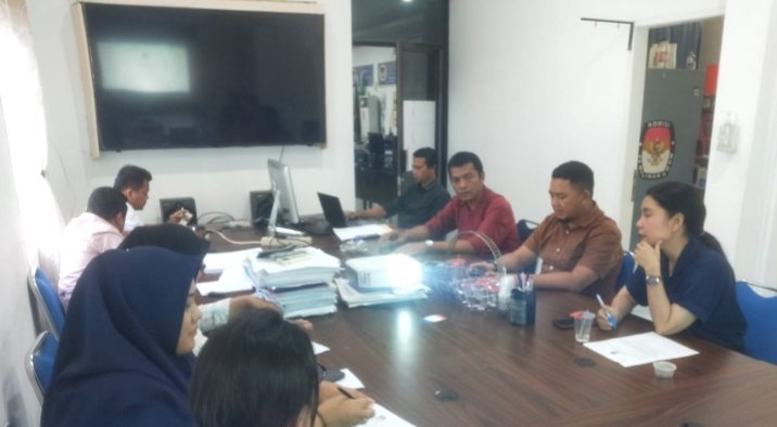 Komisioner KPU Medan menggelar rapat pleno tertutup penetapan pasangan calon peserta pilkada Medan 2024 yang digelar di Kantor KPU Medan, Jalan Kejaksaan No. 37, Minggu (22/9/2024). (IST)