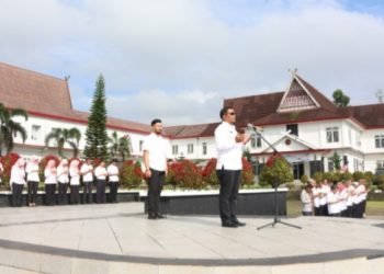 Plt. Bupati Tapsel Rasyid Assaf Dongoran memulai tugas pertamanya dengan memimpin apel pagi gabungan di Lapangan Parade Kantor Bupati Tapsel, Jalan Prof. Lafran Pane, Sipirok, Rabu (25/9). (Ist)