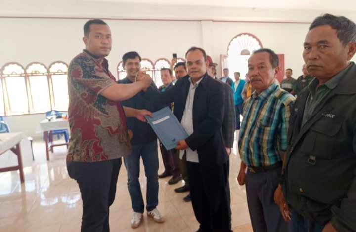 Calon Bupati Toba Effendi Napitupulu saat Pengukuhan Tim Pemenangan Paslon Effendi-Audi Murphy di Lumbanjulu, Sabtu (28/9/2024). (Olo Messi Sirait)
