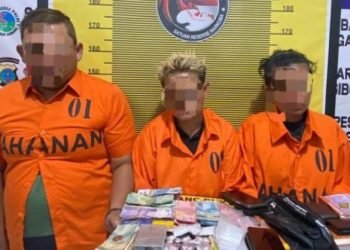 Tiga tersangka pengedar narkoba dan barang bukti.