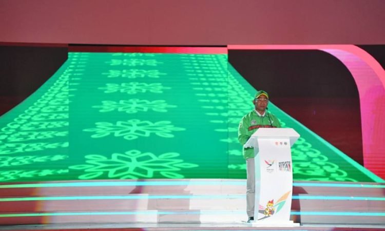 Menteri Koordinasi (Menko) Bidang Pembangunan Manusia dan Kebudayaan (PMK) Muhadjir Effendy pada penutupan PON XXI di Stadion Utama Sport Centre Sumut, Deliserdang, Sumatera Utara (Sumut), Jumat (20/9/2024) malam. (PB PON XXI)