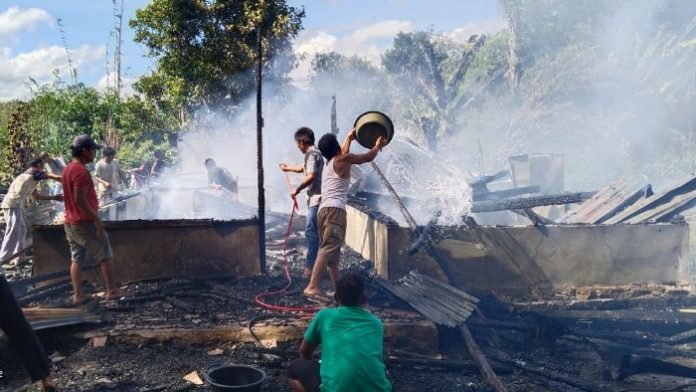 Ditinggal ke Ladang, Rumah Ketua BKMT Aek Bilah Tapsel hangus terbakar. 