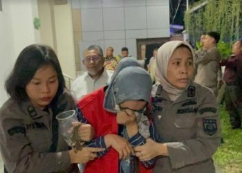 Eks Kadis Pendidikan Kota Binjai SUG digiring petugas Kejaksaan Negeri Binjai.