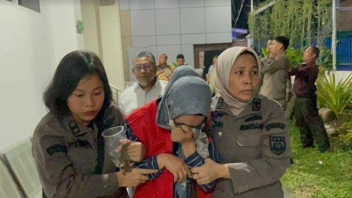 Eks Kadis Pendidikan Kota Binjai SUG digiring petugas Kejaksaan Negeri Binjai.