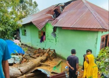 Salah satu rumah warga di Taput yang terkena hujan es disertai angin puting beliung.