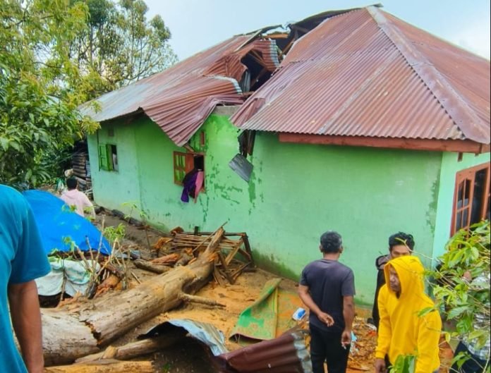 Salah satu rumah warga di Taput yang terkena hujan es disertai angin puting beliung.