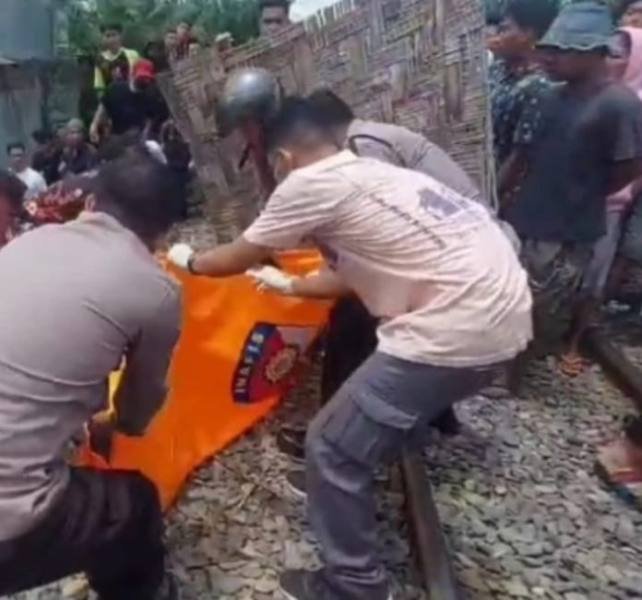 Jasad korban saat dievakuasi Tim Inafis Polres Tebing Tinggi. 