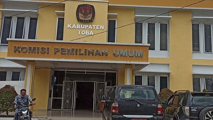 Kantor KPU Toba.