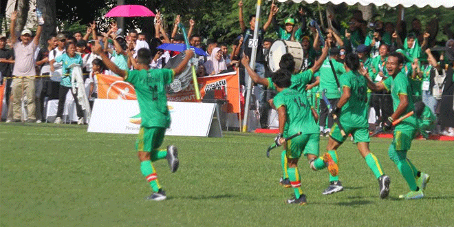 Tim hoki out door Lapangan Putra Sumatera Utara (Sumut) melakukan selebrasi usai memasukkan bola ke gawang hoki out door Jawa Timur pada pertandingan penyisihan di lapangan serbaguna out door Deliserdang Sumatera Utara, Senin (9/9/2024). (IST)