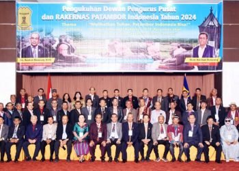 Jajaran DPP Patambor Indonesia yang baru dikukuhkan di Hotel Grand Antares Medan foto bersama dengan Dewan Panuturi. (foto: istimewa)