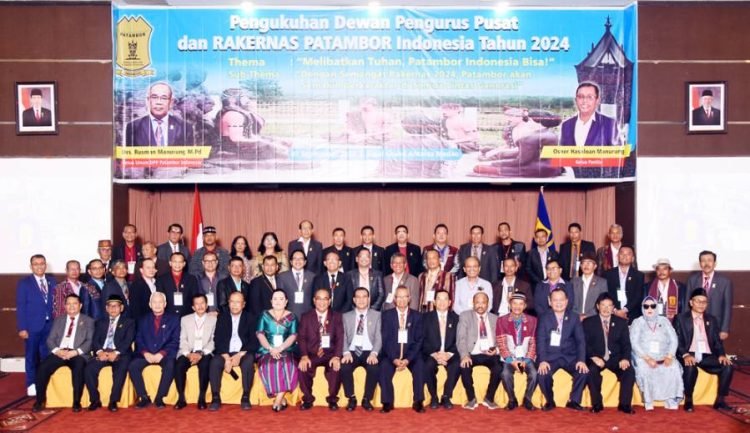 Jajaran DPP Patambor Indonesia yang baru dikukuhkan di Hotel Grand Antares Medan foto bersama dengan Dewan Panuturi. (foto: istimewa)