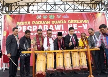 Pembukaan Pesparawi diawali dengan pemukulan gong.